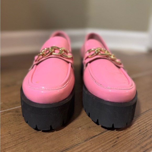 Hot Pink Platform Loafers w/ Gold Chain – Size 7.5 - Picture 2 of 6